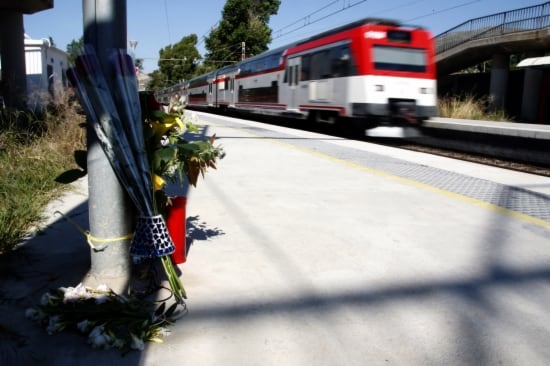 Unes flors en memòria de les víctimes de l'atropellament de la nit de Sant Joan, a Castelldefels Platja