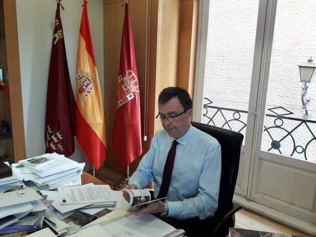 Ballesta, trabajando en su mesa de despacho en alcaldía