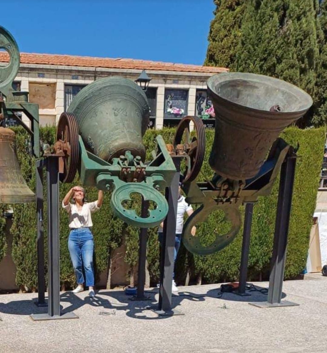 Antiguas campanas en el cementerio