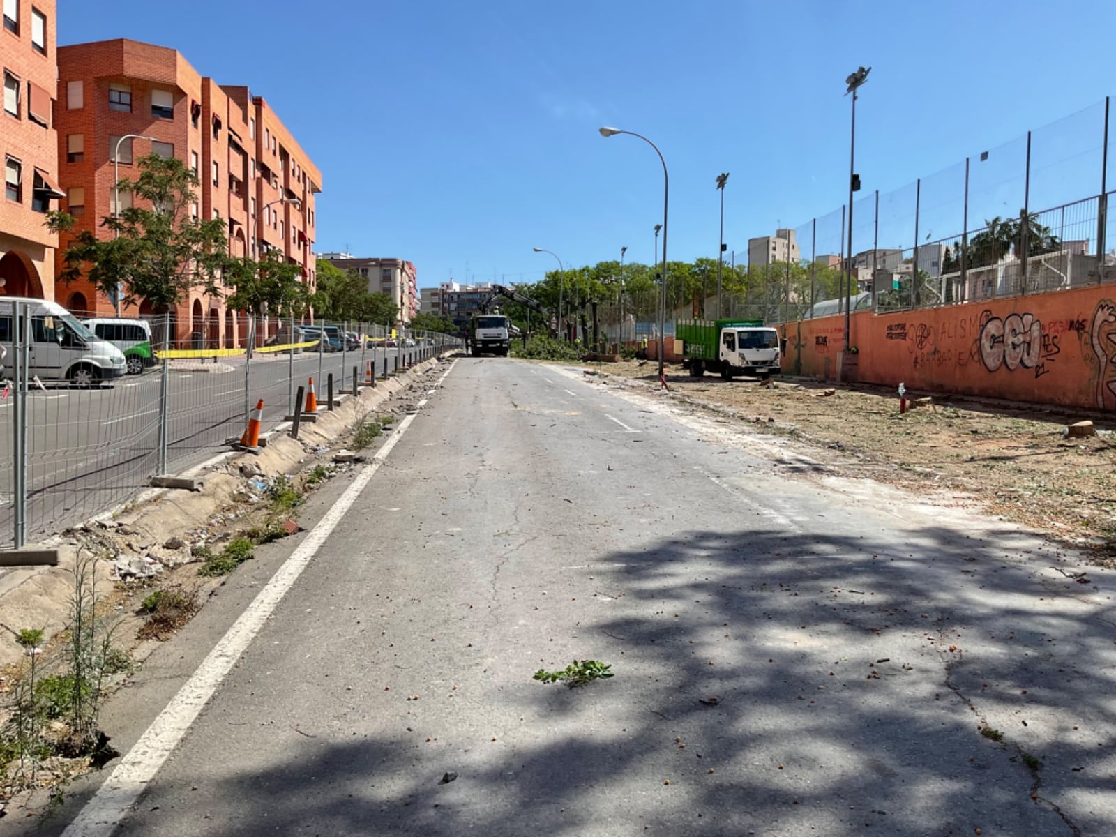 Los operarios trabajando al fondo de la imagen mientras se ve las melias taladas al lado derecho