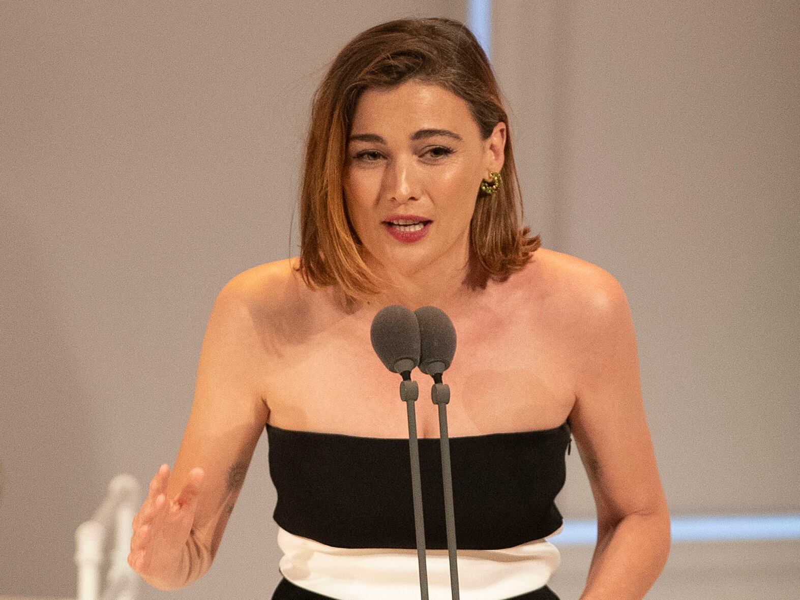 CÁDIZ, 17/04/2023.- Marta Nieto y Marina Salas (i) reciben el Max a la mejor actriz por "La infamia", durante la XXVI gala de los premios MAX de las Artes Escénicas celebrada este lunes en el Gran Teatro Falla de Cádiz. EFE/Román Ríos