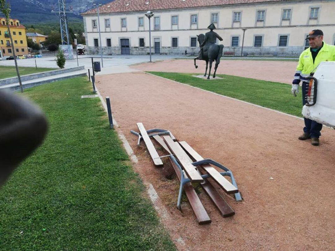 Banco destrozado en el Real Sitio de San Ildefonso