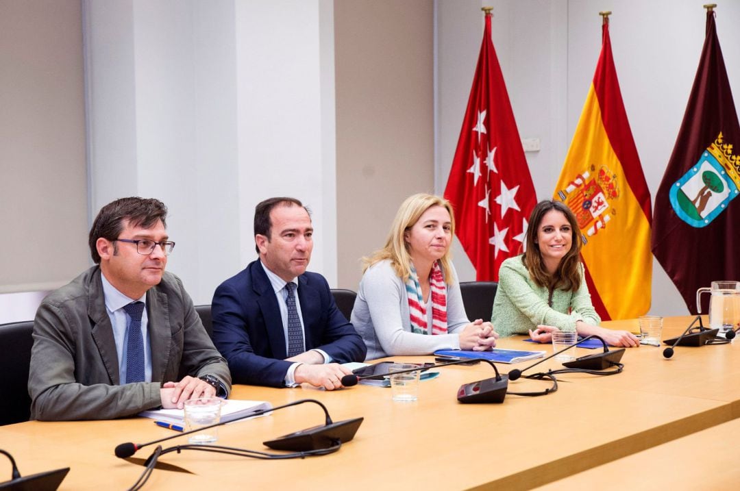 La número dos del Partido Popular Andrea Levy (d), junto al resto del equipo negociador del PP con Ciudadanos.