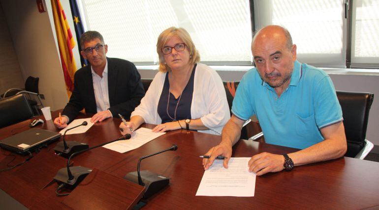 Els representants dels sindicats CCOO i UGT, Xesús González i Carles Villalante, respectivament, i la Secretària d'Administració i Funció Pública, Meritxell Masó, signant l'acord