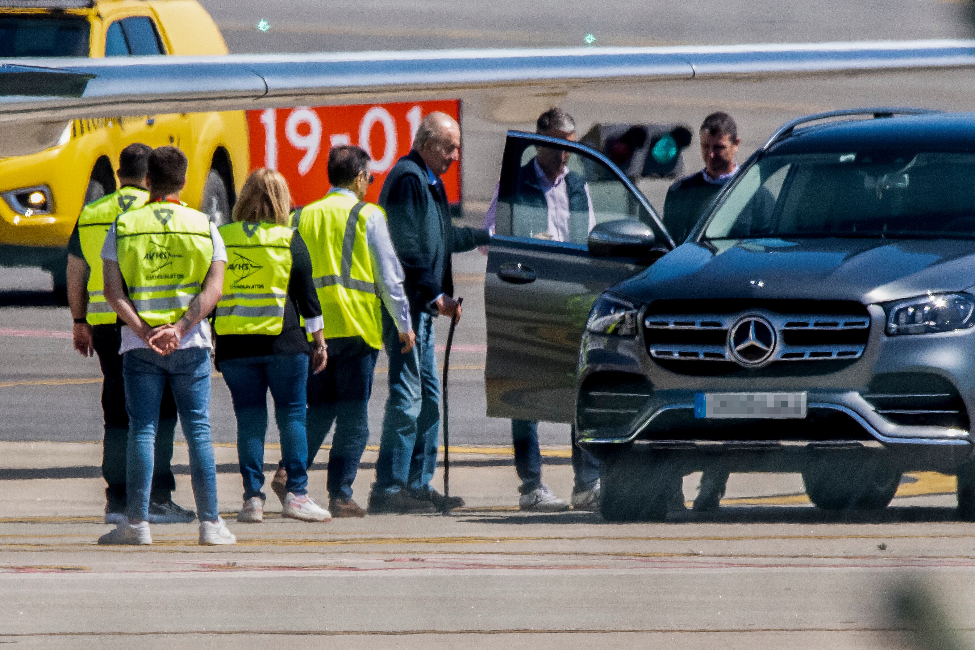 PEINADOR (VIGO), 19/04/2023.- El rey emérito Juan Carlos I a su llegada este miércoles al aeropuerto de Peinador (Vigo) procedente de Londres, en su segunda visita a España desde que decidió marcharse a vivir a Abu Dabi (Emiratos Árabes Unidos) en agosto de 2020. EFE/Brais Lorenzo
