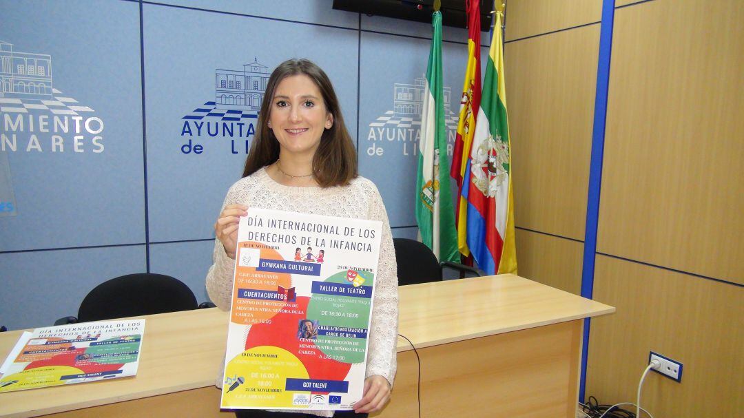 La concejala de Bienestar Social, Myriam Martínez, con el cartel de la programación local del Día de la Infancia.