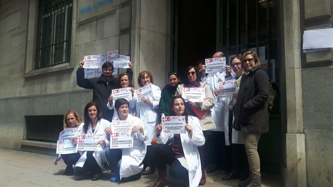 Trabajadores del centro de salud de Isabel II concentrados para pedir igualdad de trato en todas las categorías profesionales.