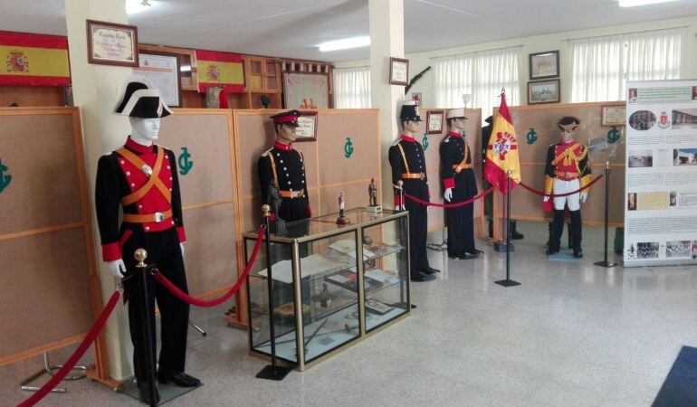 De los 45 trajes escogidos para la exposición, 43 son originales.