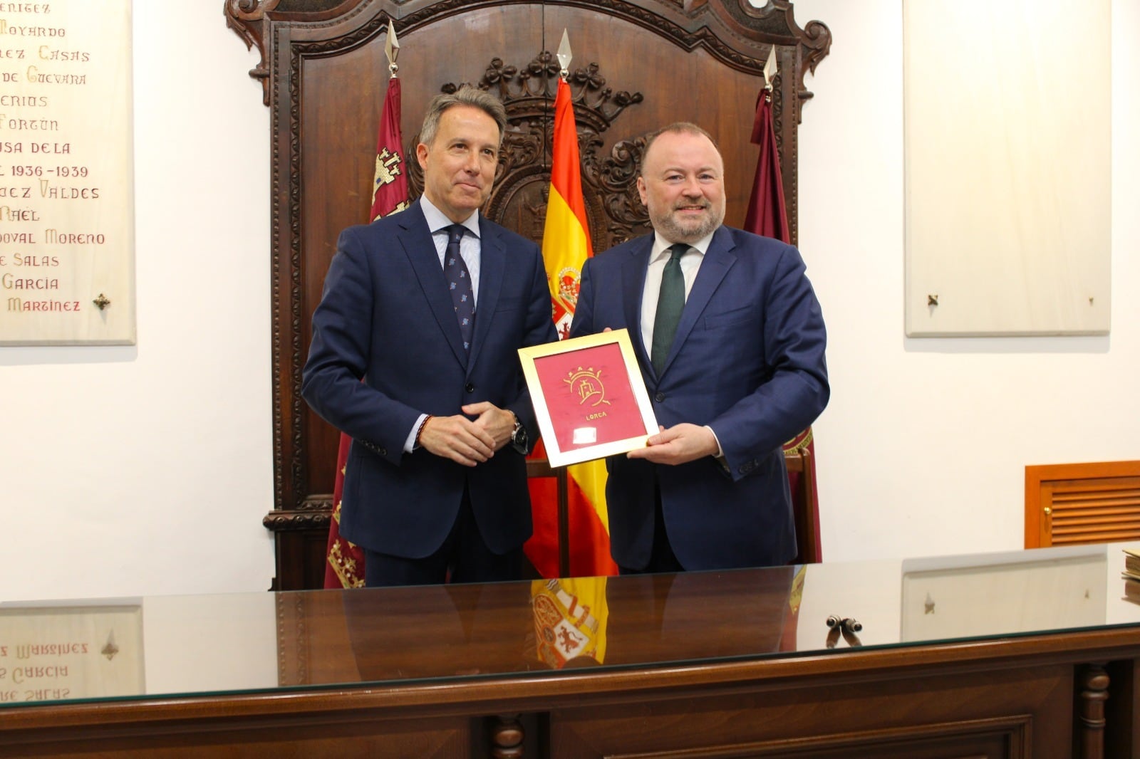 Fulgencio Gil, alcalde de Lorca, recibe al embajador de Irlanda en España, Brian Glynn