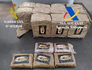 Parte de la droga recuperada por la Guardia Civil