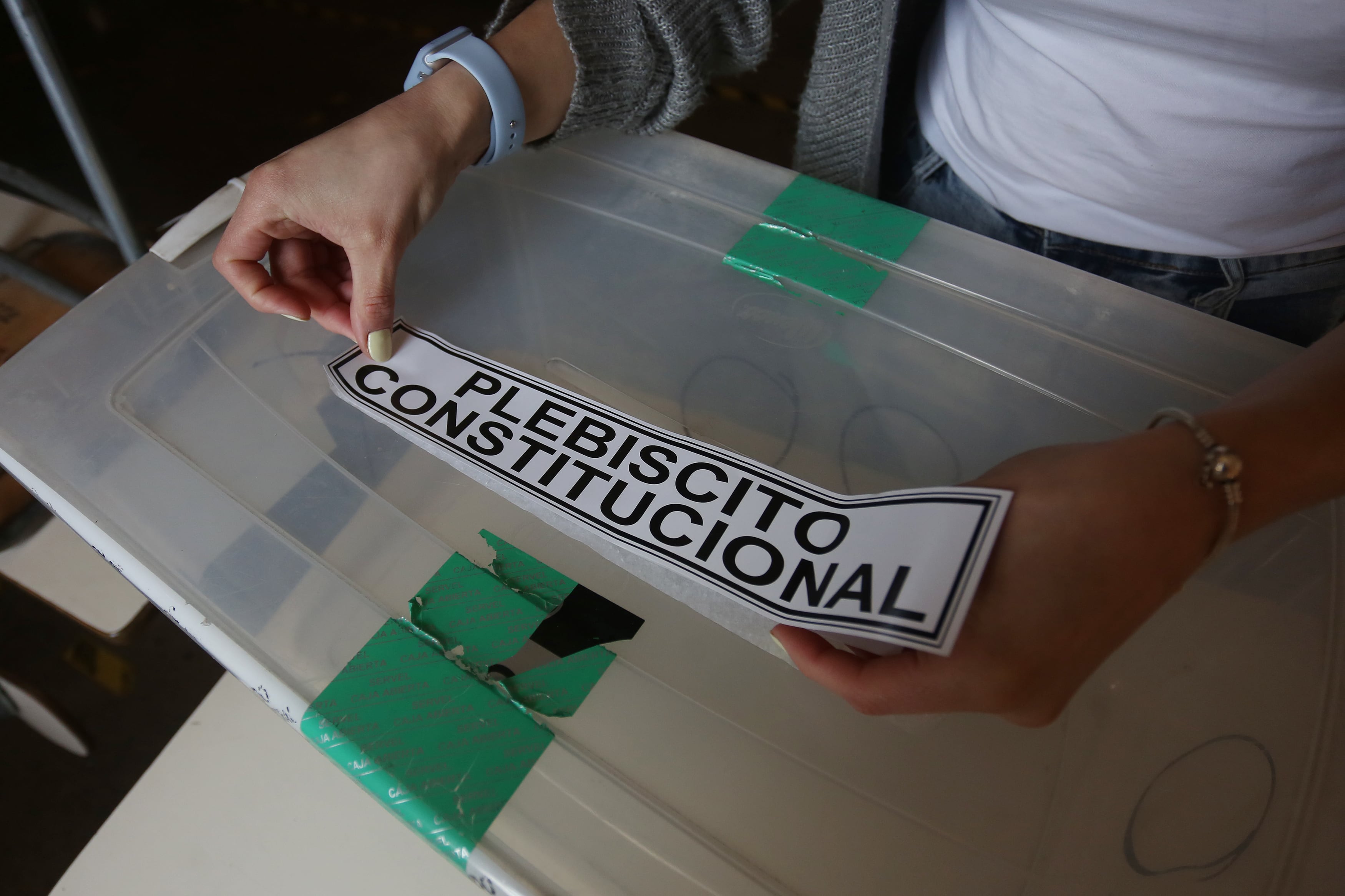 Personal de la Municipalidad capitalina trabaja hoy en la preparación de las urnas en un centro de votación en el Colegio Nueva Era Siglo XXI, en la comuna de Puente Alto, Santiago (Chile).