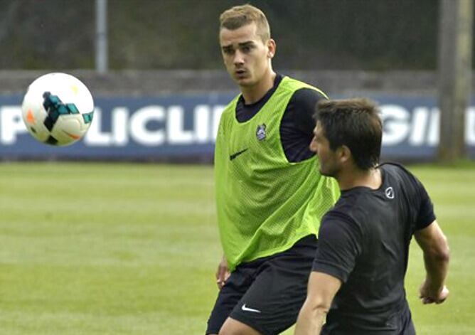 Griezmann disputa un balón con Markel Bergara en una sesión en Zubieta.