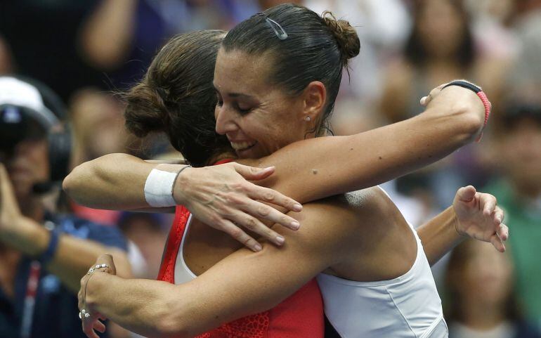 Flavia Pennetta abraza a su compañera Roberta Vinci tras la final del US Open.