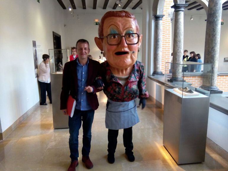 El concejal de Cultura, Fernando Rivarés, con la nueva integrante de la comparsa de Gigantes y Cabezudos, Herminia, la cigarrera de El Tubo