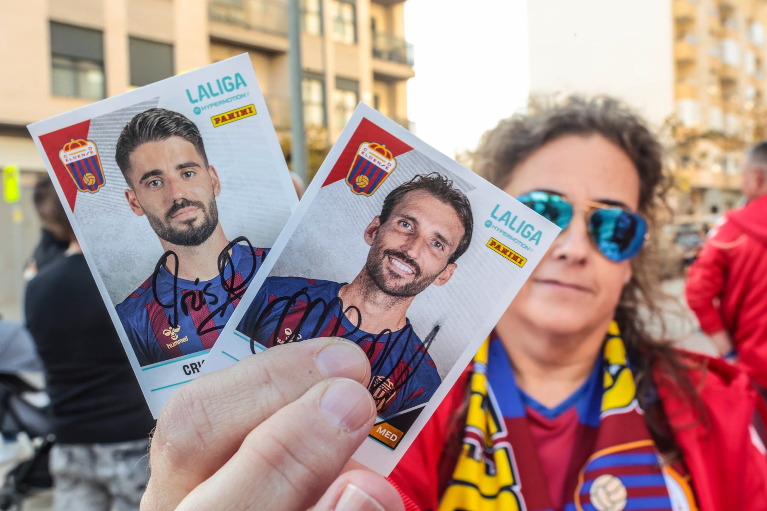 Rosi García con los cromos Cris Montes y Alex Bernal