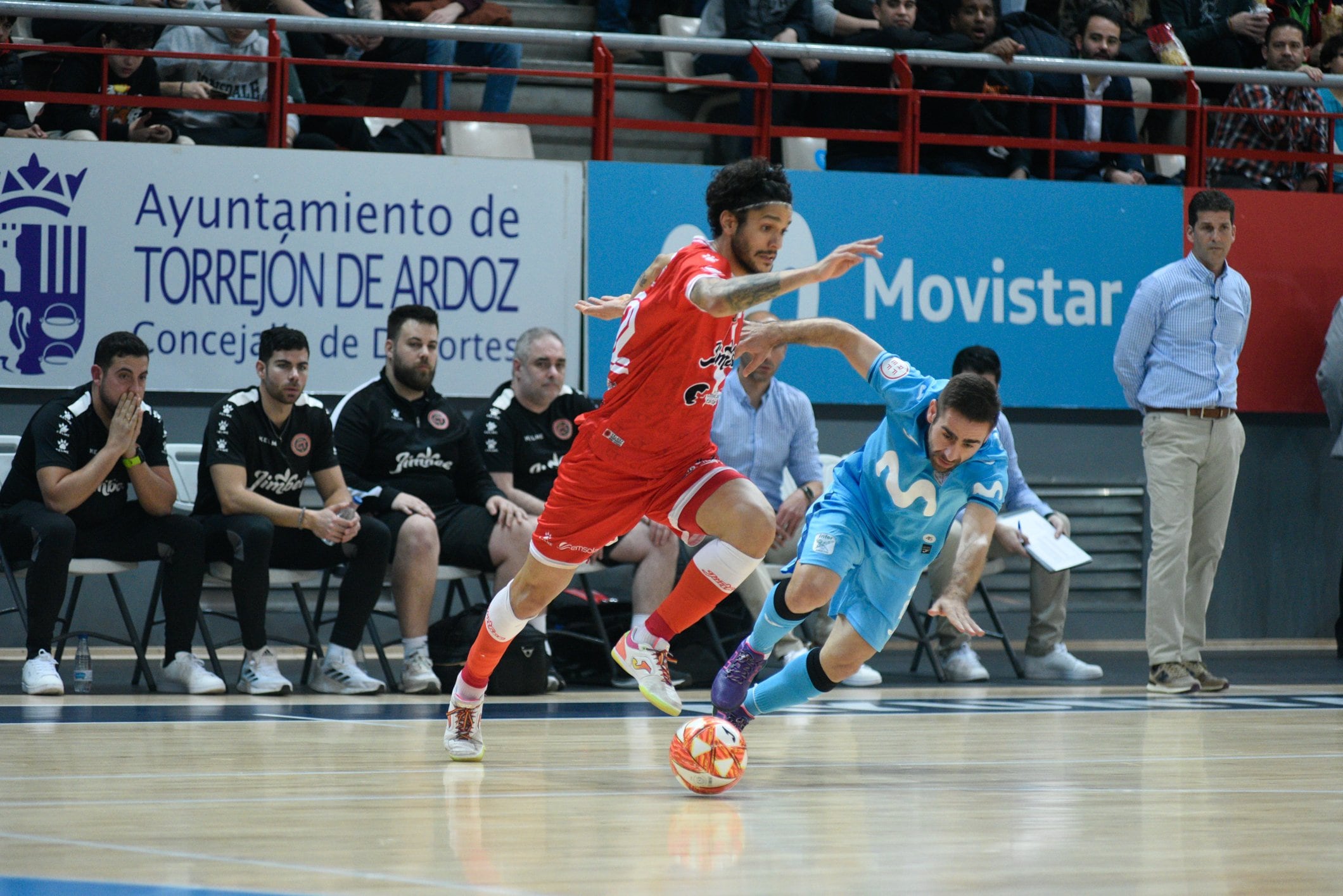 Lucao regatea a Cecilio en uno de los partidos de liga de esta temporada