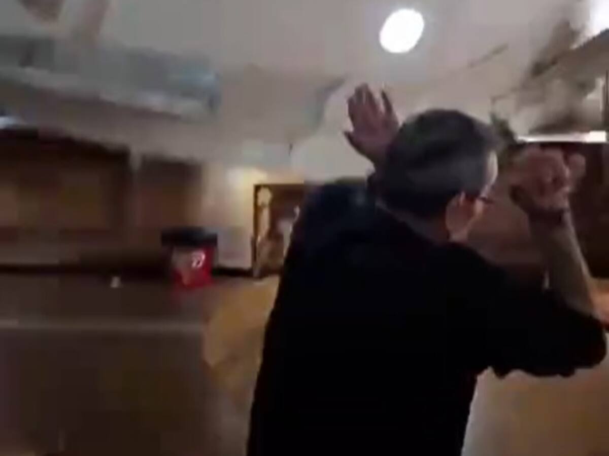 Graba el momento exacto en el que se desploma el techo de un bar en Valencia: "Apartad, que va a caer"