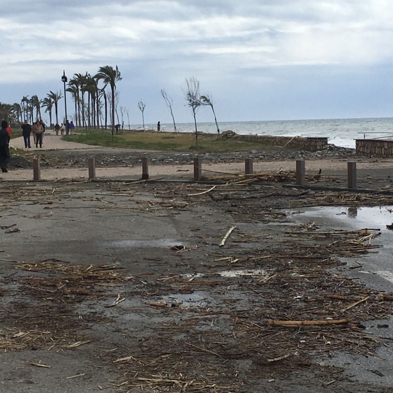 Daños provocados por el temporal en el Paseo Marítimo de Salobreña