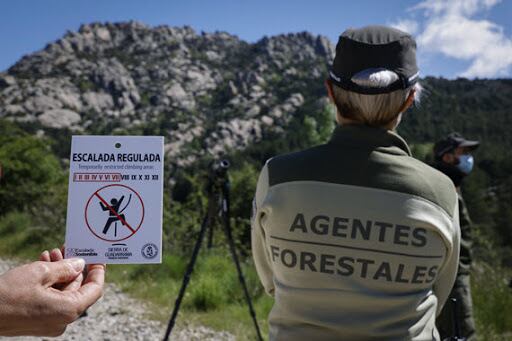 En la Sierra de Guadarrama algunos aficionados a la escalada no respetan las señalizaciones y llegan a causar grandes daños a diversas especies