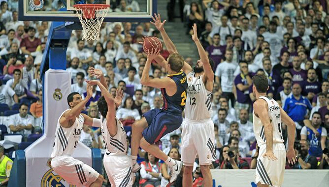 Oleson intenta anotar Mirotic, Llull y Mejri.