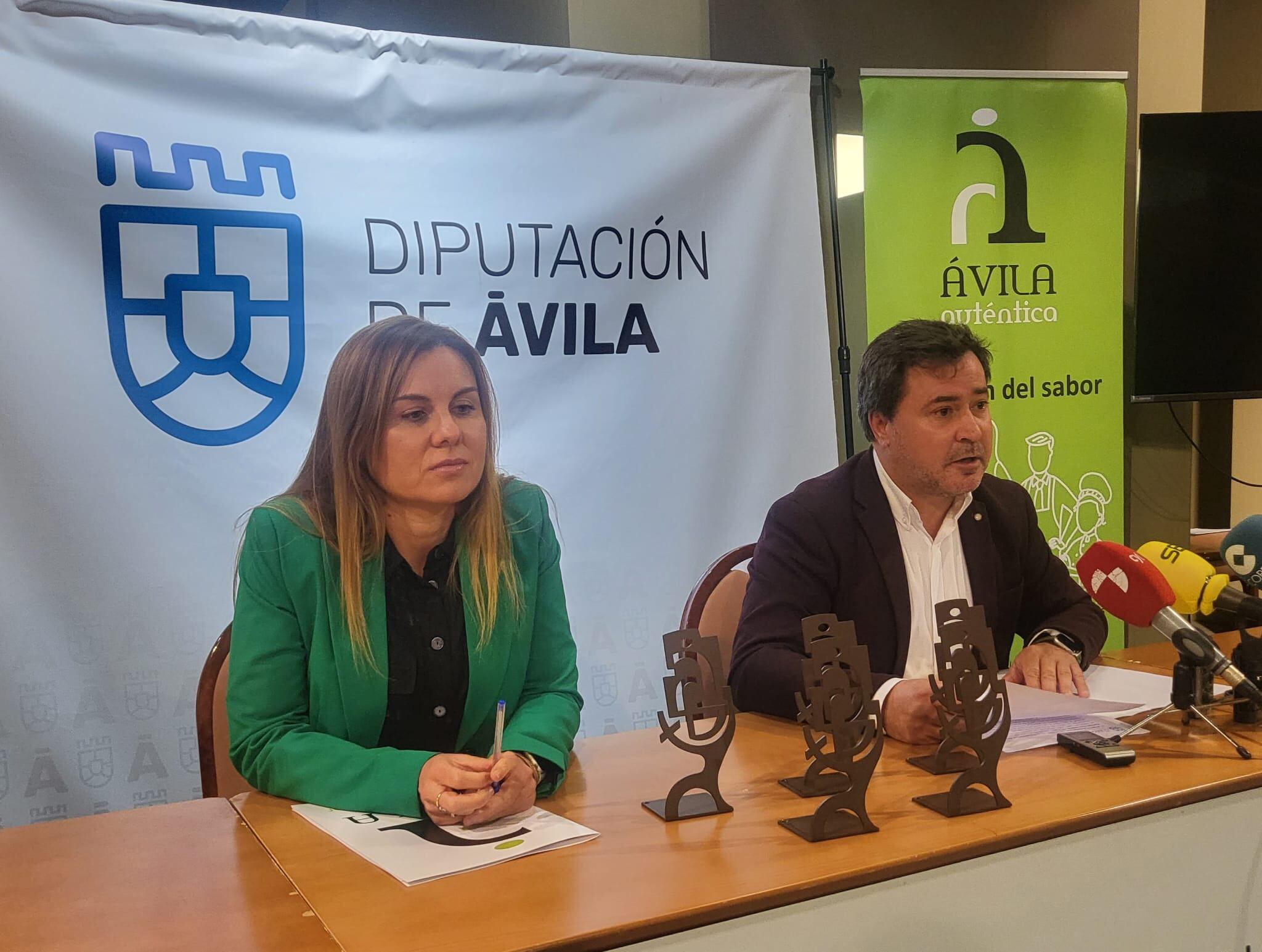La directora técnica de Ávila Auténtica, Gemma Rodríguez y el diputado de Desarrollo Rural, Jesús Martín, dieron a conocer los ganadores