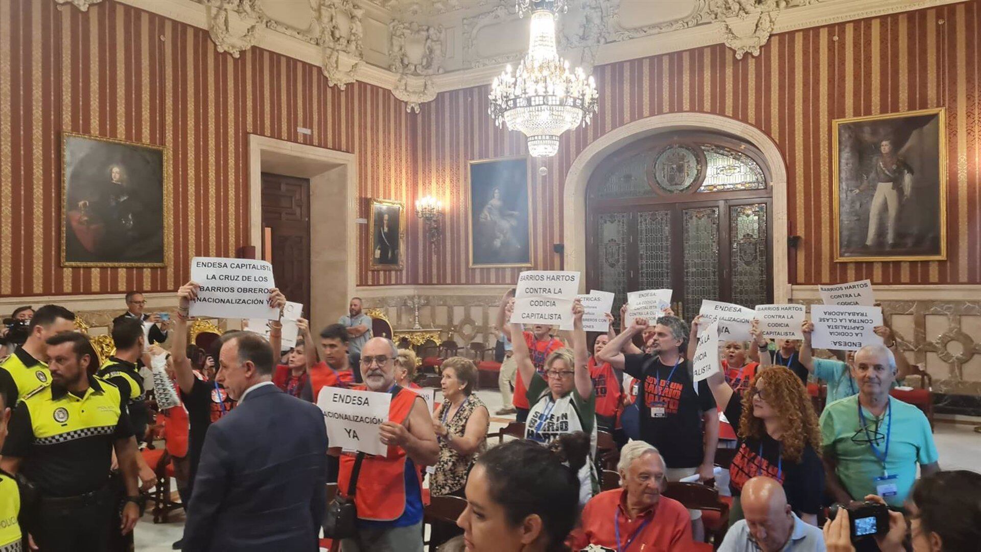 27/07/2023 Momento de la protesta de los vecinos en el Pleno del Ayuntamiento de Sevilla antes de ser desalojados por la Policía Local.
POLITICA 
IZQUIERDA UNIDA
