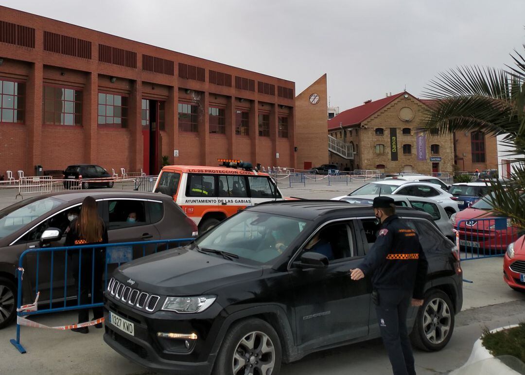 Voluntarios de Protección Civil de Las Gabias (Granada) colaboran con sus compañeros de Armilla en el dispositivo de vacunación masiva contra la covid instalado en la Feria de Muestras 