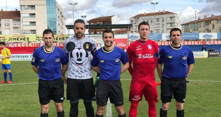 Los capitanes con los árbitros en los instantes previos al Calahorra - Calasancio