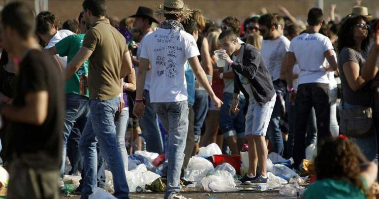 Jóvenes haciendo botellón.