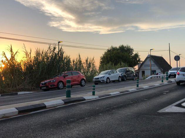 El atardecer desde la gola de Puchol atrae a cientos de vehículos cada día