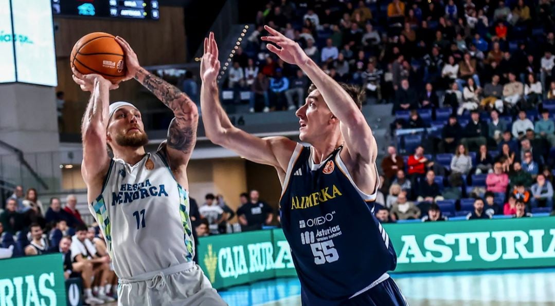 Littleson llença una pilot a cistella davant de la presió dels jugadors de l&#039;Oviedo.