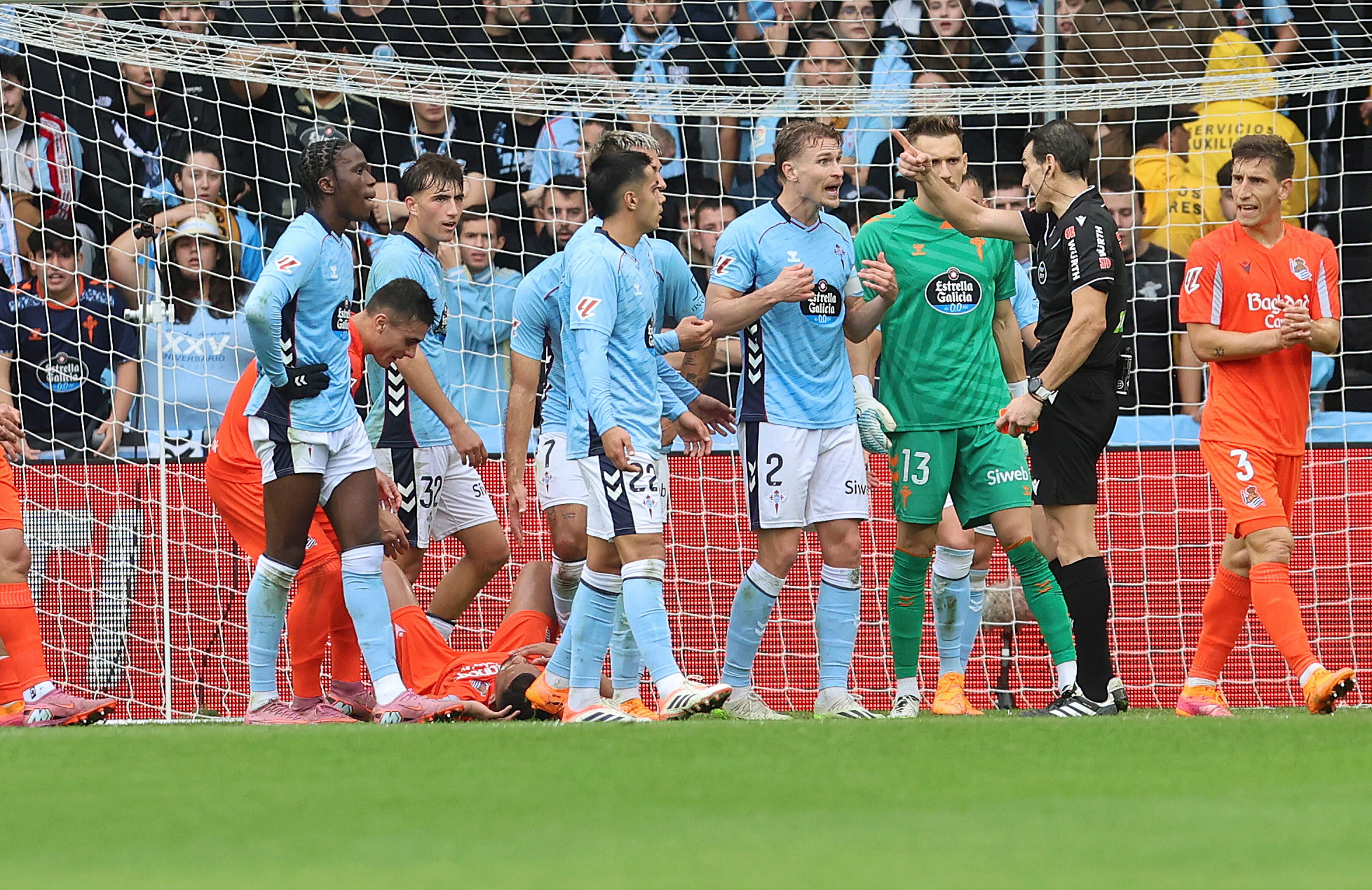 VIGO (PONTEVEDRA), 19/10/2025.- El jugador del Celta de Vigo Carl Starfelt, es expulsado este domingo, durante el partido de la jornada 9 de LaLiga EA Sports que Celta de Vigo y Real Sociedad disputan en el estadio de Balaidos de Vigo (Pontevedra). EFE / Salvador Sas
