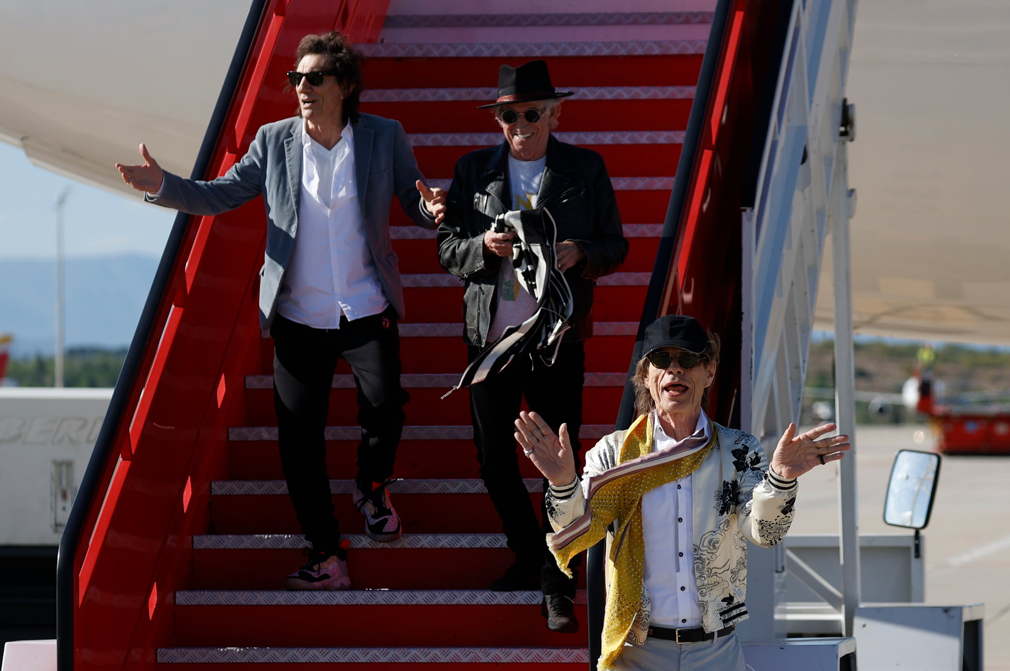 Los integrantes de The Rolling Stones Mick Jagger (d), Keith Richards (c), y Ron Wood, a su llegada este jueves en el aeropuerto Adolfo Suárez Madrid-Barajas, en medio de un gran dispositivo de seguridad y a una semana del inicio de su próxima gira, que arrancará en la capital española el próximo miércoles 1 de junio