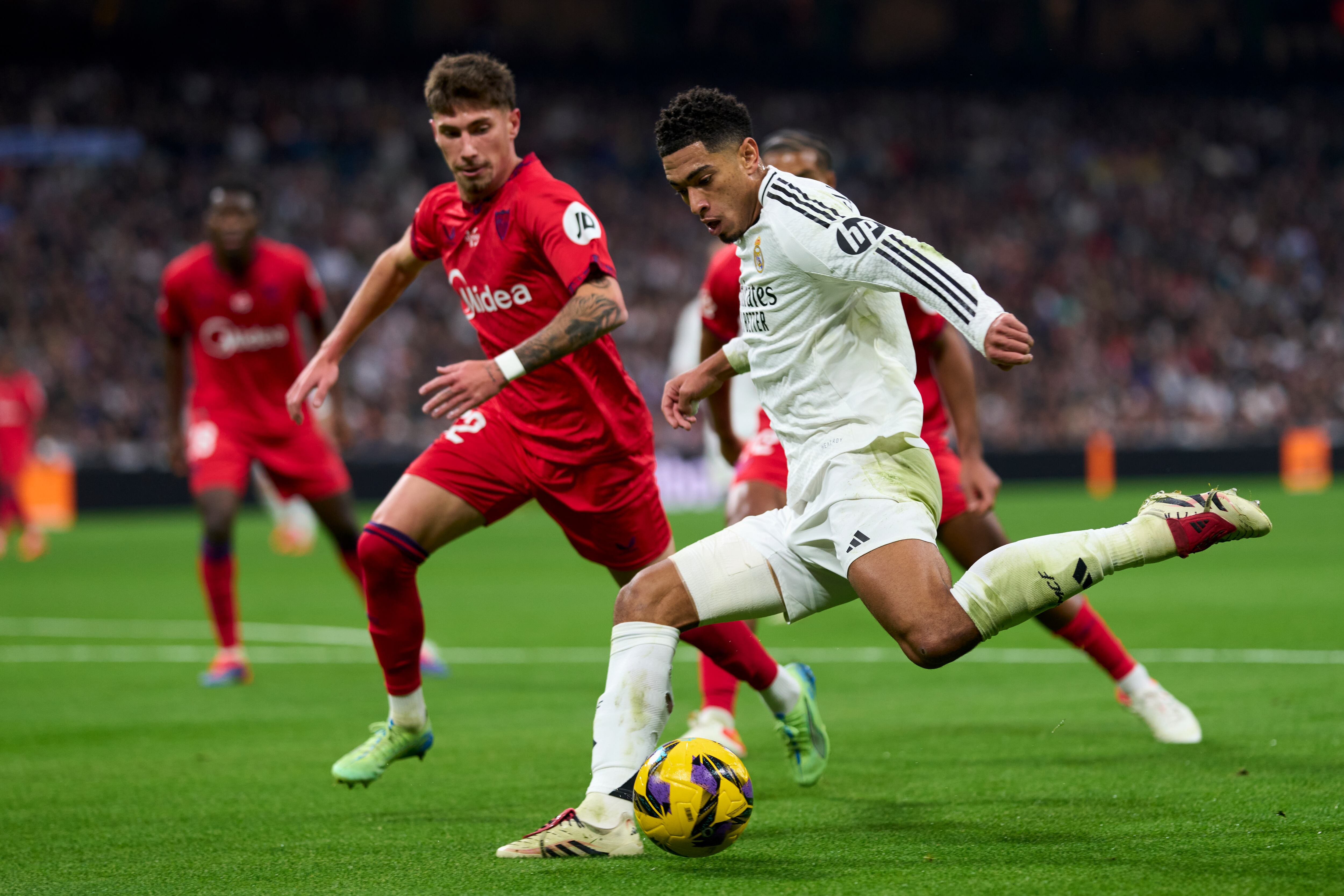 Bellingham y Carmona, en la ida del Real Madrid - Sevilla FC