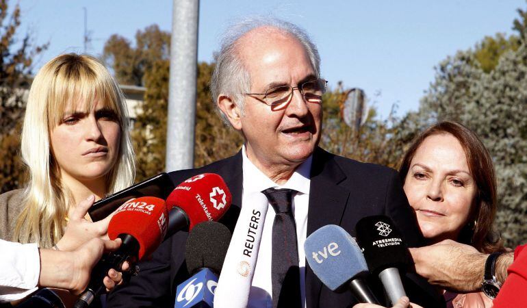  El alcalde metropolitano de Caracas y opositor venezolano, Antonio Ledezma, tras la reunión que ha mantenido hoy con el presidente del Gobierno, Mariano Rajoy, en el Palacio de la Moncloa.