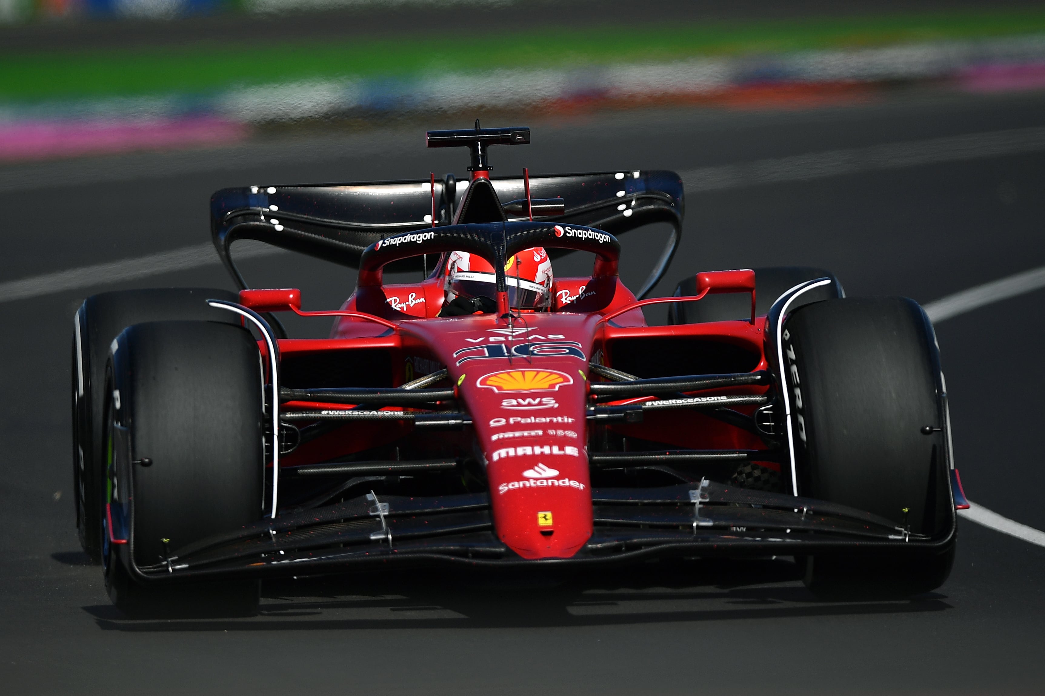 -FOTODELDÍA- MELBOURNE, 08/04/2022.- El piloto de Ferrari Charles Leclerc durante los primeros entrenamientos libres del Gran Premio de Australia de Fórmula 1 este viernes en el Circuito de Albert Park en Melbourne, Australia. EFE/ Joel Carrett
