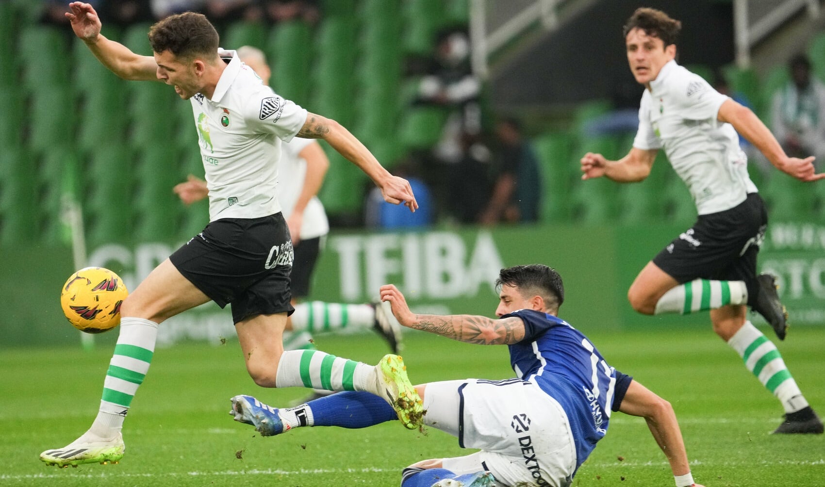 Iñigo Vicente y Colombatto guían a Racing y Oviedo.