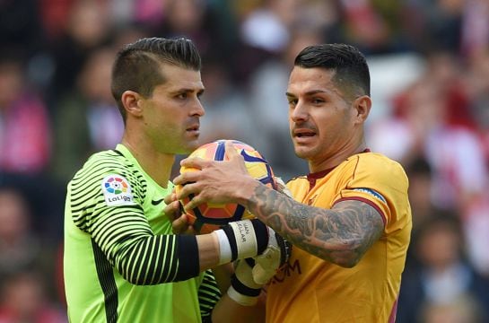 Football Soccer - Spanish Liga Santander - Sporting Gijon v Sevilla - El Molinon stadium, Gijon, Spain- 29/10/16. Sevilla&#039;s Vitolo (L) and Sporting Gijon&#039;s goalkeeper Ivan Cuellar fight for the ball. REUTERS/Eloy Alonso