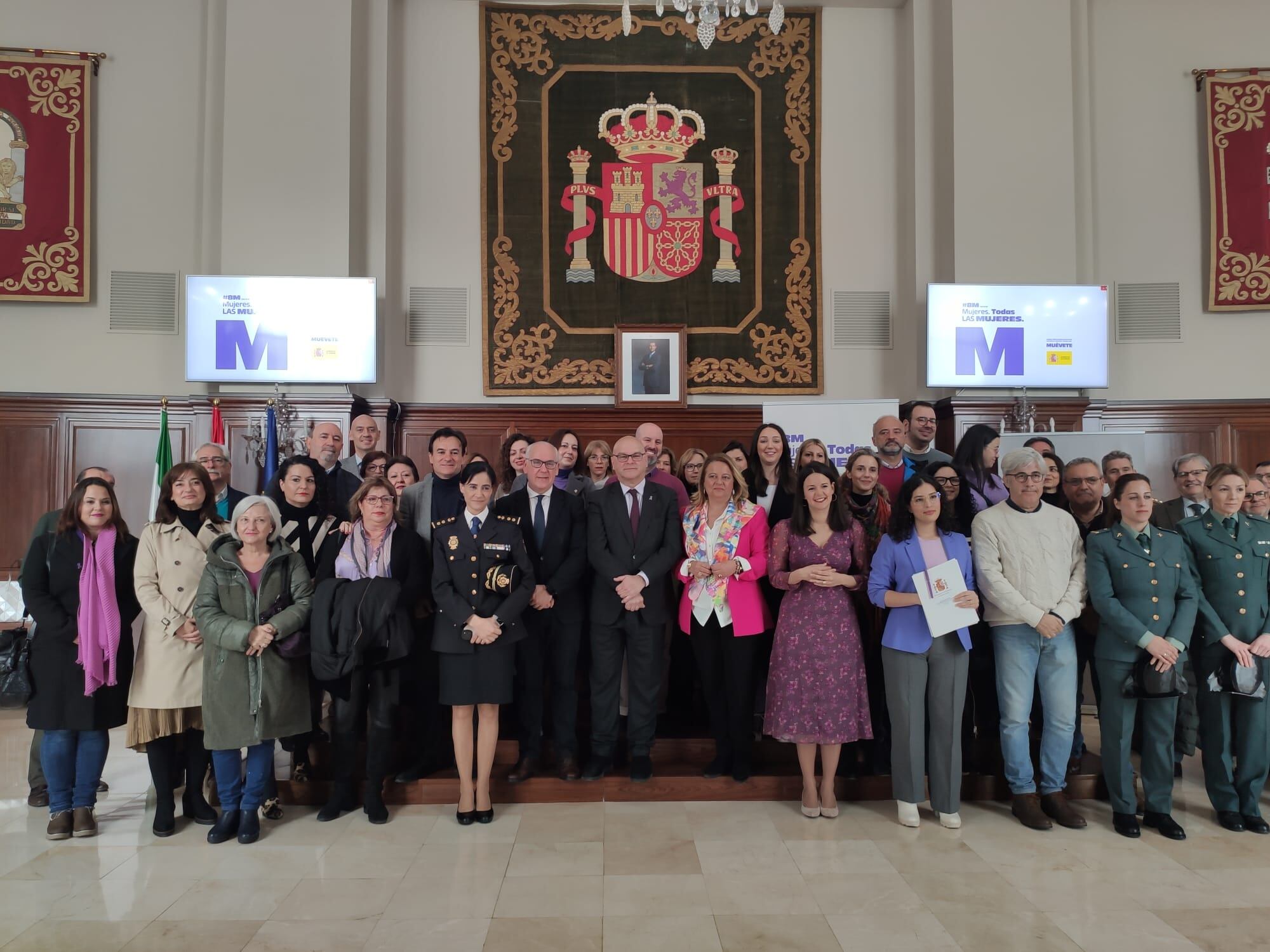 Foto de familia en el acto institucional del 8M en la Subdelegación de Jaén