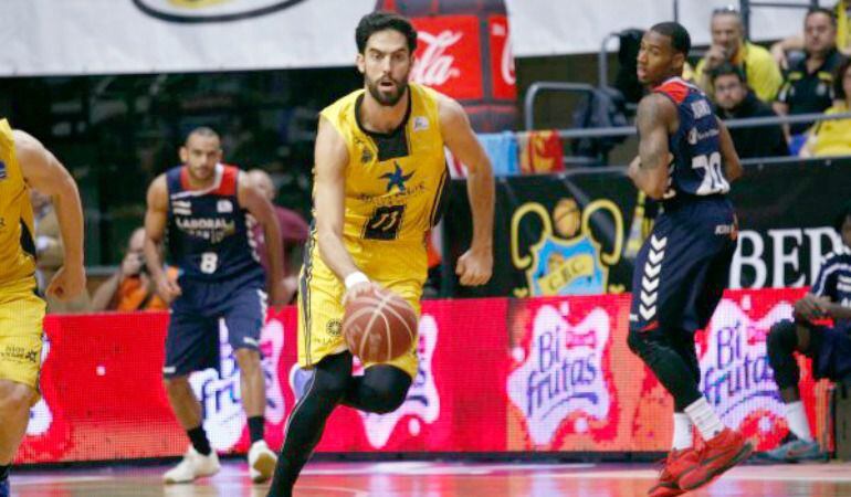 Beirán corriendo hacia la canasta de Laboral Kutxa.