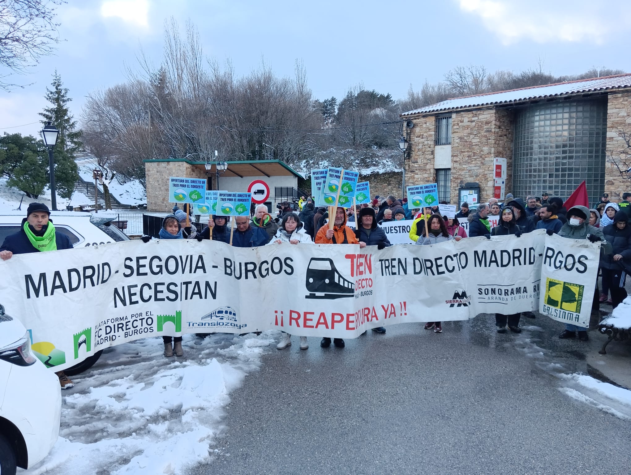 Manifestación por la reapertura de la línea Madrid-Aranda-Burgos organizada en Robregordo por la Plataforma del Directo en marzo de 2024