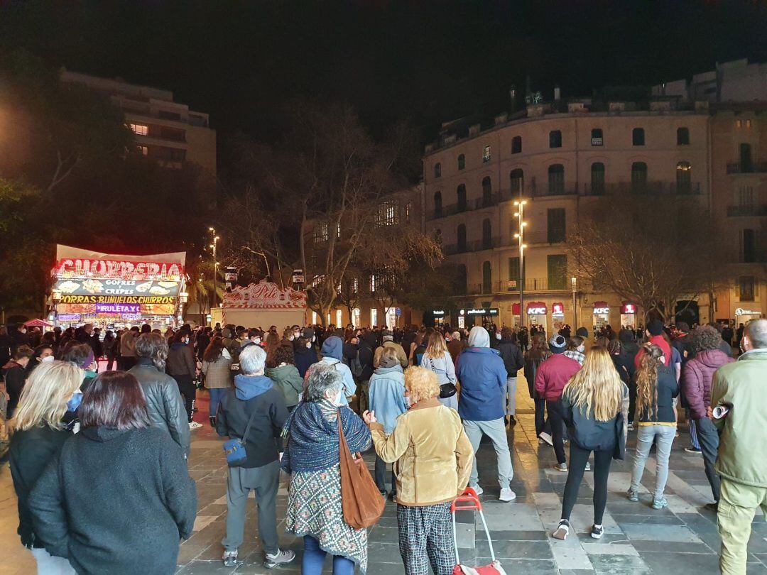 Manifestantes en apoyo de Pablo Hásel en la plaza España de Palma. 