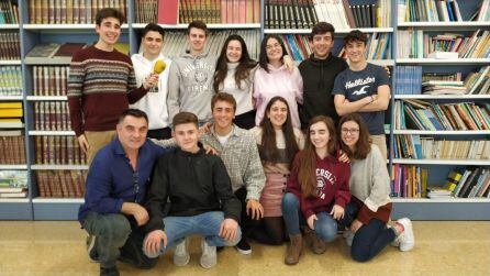 Los alumnos de 2º de Bachiller del instituto Azkorri de Getxo y su profesor, Jon Elordui.