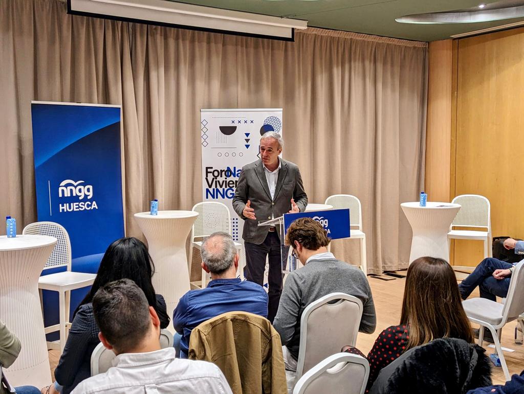 Jorge Azcón en el cierre del Foro de Vivienda de NNGG.