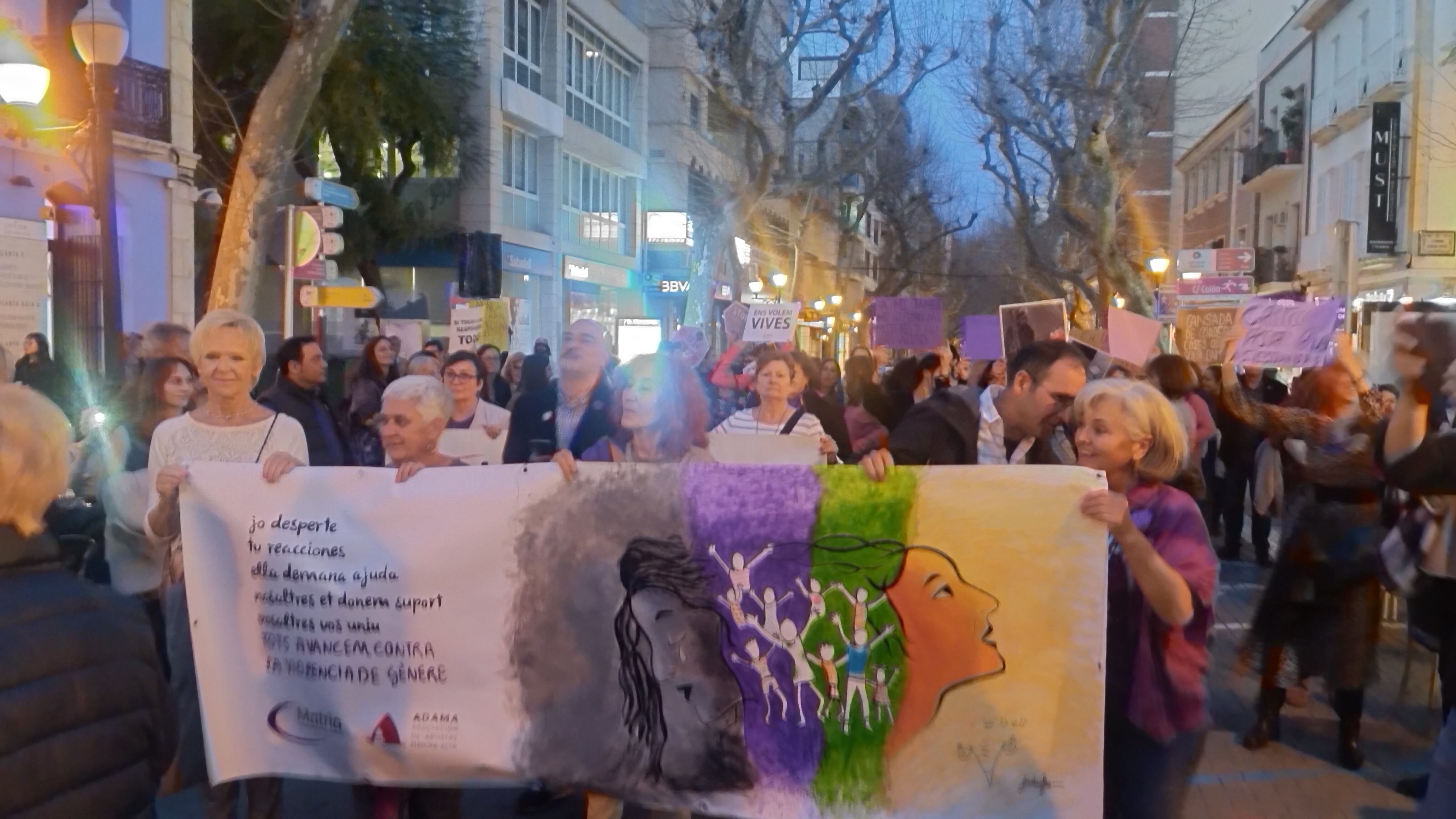 Cabeza de la caminata reivindicativa de Dénia por el 8M.