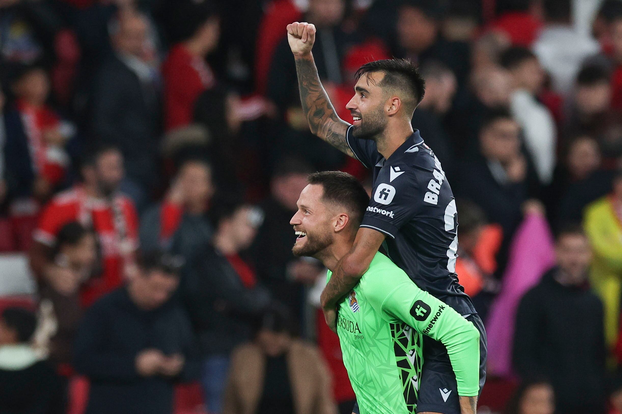 Lisbon (Portugal), 24/10/2023.- Real Sociedad player Brais Mendez (R) and Alex Remiro celebrate the victory over Benfica in the end of their UEFA Champions League group D stage match with Real Sociedad at Luz Stadium, Lisbon, Portugal, 24 October 2023. (Liga de Campeones, Lisboa) EFE/EPA/TIAGO PETINGA
