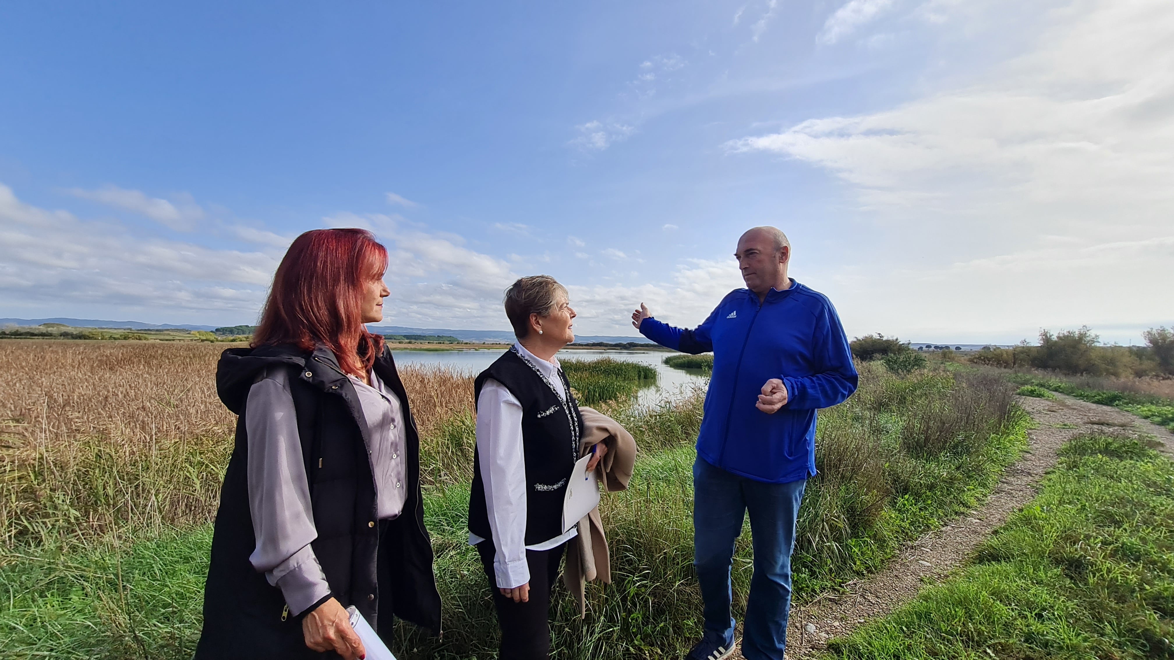 La alcaldesa de Carcastillo, Olaia Fraile, y la presidenta del Consorcio de Desarrollo de la Zona Media, Rosario Domingos, han acudido a la Laguna Dos Reinos para firmar un convenio de colaboración