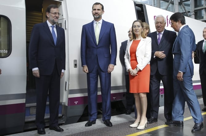 El príncipe y el presidente del Gobierno, Mariano Rajoy, acompañados por la ministra de Fomento, Ana Pastor, el ministro de Exteriores, José Manuel García-Margallo , y el presidente de la Comunidad de Madrid, Ignacio González