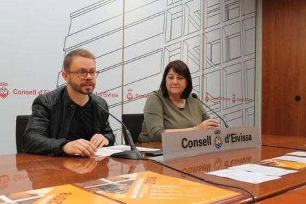 El conseller de Cultura y la directora del museo