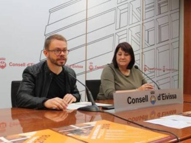 El conseller de Cultura y la directora del museo